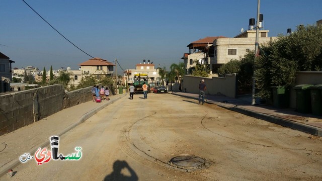  فيديو - بحضور رئيس البلدية المحامي عادل بدير .. يستمر تعبيد شوارع البلدة , تعبيد 4 شوارع بالقرب من شارع ال 24 الالتفافي  